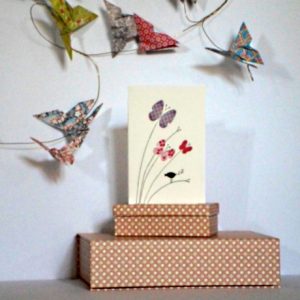 carte aux papillons en papiers imprimés
