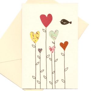 carte aux fleurs-coeurs en papiers imprimés